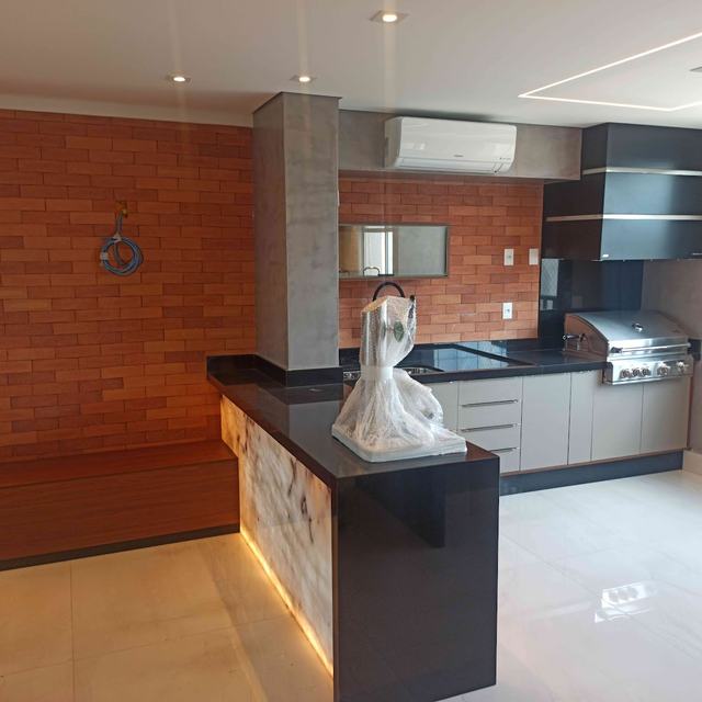 Cozinha integrada com bancada escura