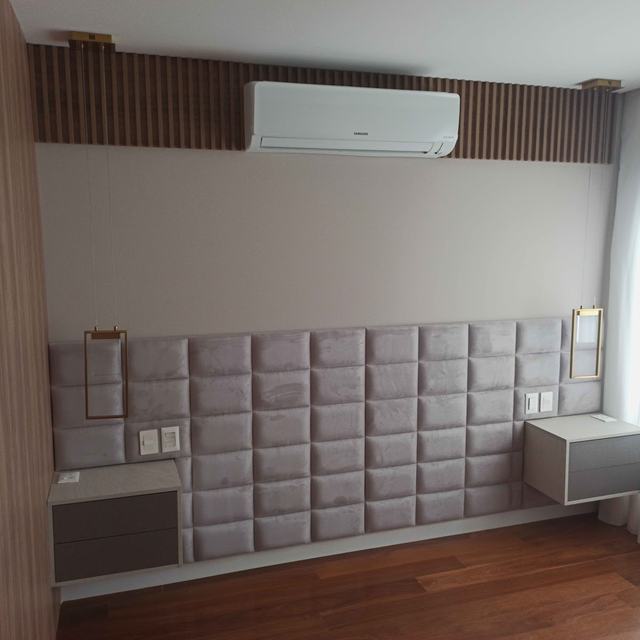 Quarto com cabeceira estofada