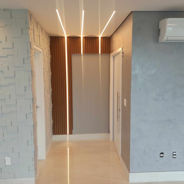Corredor com painéis e luz embutida